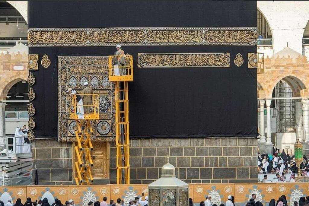 Cos'è la Kaaba, perché i musulmani pregano rivolti verso la mecca, Kiswah e Kaaba, Kiswah telo che ricopre la Kaaba